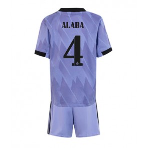 Real Madrid David Alaba #4 kläder Barn 2022-23 Bortatröja Kortärmad (+ korta byxor)